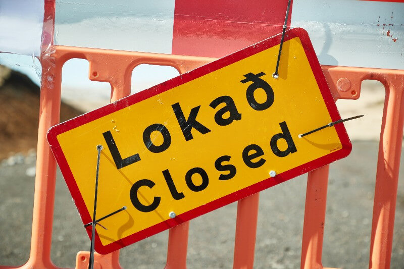 Panneau de fermeture de la route en islandais et en anglais
